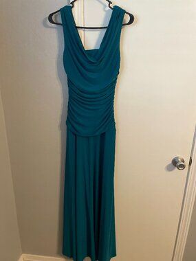 Nightway Size 4 emerald green formal dress